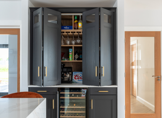 4._A Concealed Bar Area for Entertaining A corner walk-in pantry, concealed breakfast station, and dedicated bar area allow the kitchen to support everyday family life without feeling cluttered or overcrowded. Bi-fold cabinetry doors keep appliances and entertaining essentials easily accessible while helping the overall space feel cleaner and more organised.