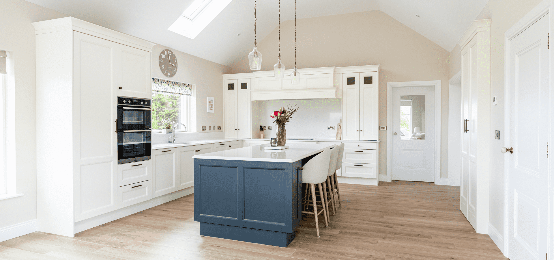 Classic Kitchen - Aylesbury Porcelain & Harvard Hero Image
